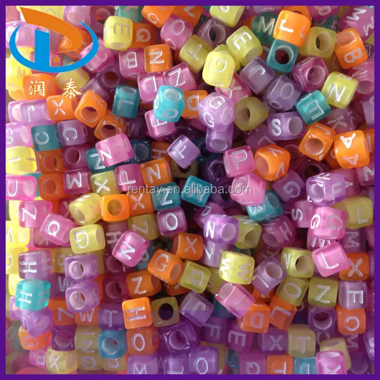 Bas Prix 6*6 MM 4100 Pcs Mélangé Couleur Claire Lettres Blanches Cube En Plastique Acrylique Perles de Lettre Alphabet