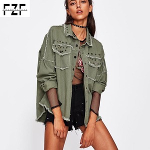 <span class=keywords><strong>Camicia</strong></span> <span class=keywords><strong>di</strong></span> <span class=keywords><strong>Jeans</strong></span> <span class=keywords><strong>Oversize</strong></span> Verde con Design a Borchie e Orlo Sfrangiato per Donna - Product Image 1