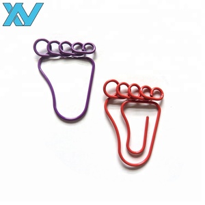 Trombones en métal de conception de pied humain cadeaux de Noël avec aimant pour une utilisation de bureau fournitures de bureau en forme de pied - Product Image 3