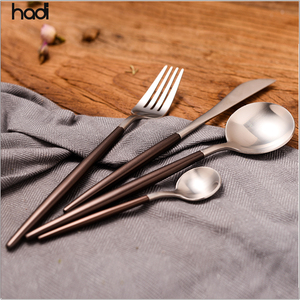 Ristorante commerciale Vintage fornisce Guangzhou placcato oro in acciaio inox Set di posate con manico bianco - Product Image 5