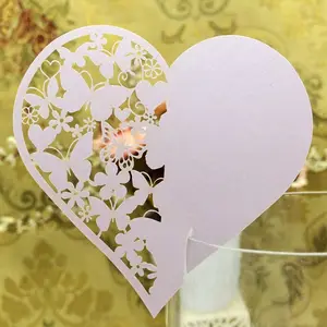 Nouveau design couleur lavande coeur forme papier perle laser coupe mariage nom de lieu cartes de coupe pour le verre de vin ou thé tasses