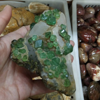 Pierre minérale verte naturelle de 1 mètre, éléments en cristal, spécimen