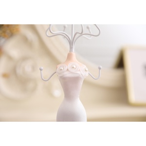 सफेद हस्तनिर्मित गुड़िया गहने धारक के लिए हार और कान की बाली - Product Image 3