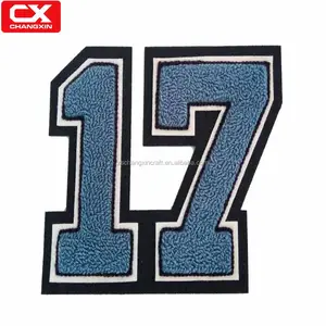 数字 17 雪尼尔刺绣号码补丁在马球衬衫