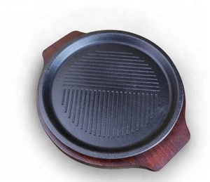 <span class=keywords><strong>Plaque</strong></span> ronde en <span class=keywords><strong>fonte</strong></span> pré-assaisonnée Sizzler avec base en bois - Product Image 1
