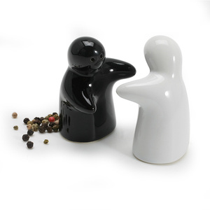 Saliera e Pepiera <span class=keywords><strong>in</strong></span> <span class=keywords><strong>Ceramica</strong></span> Bianca e Nera a Forma di Abbraccio - Product Image 3