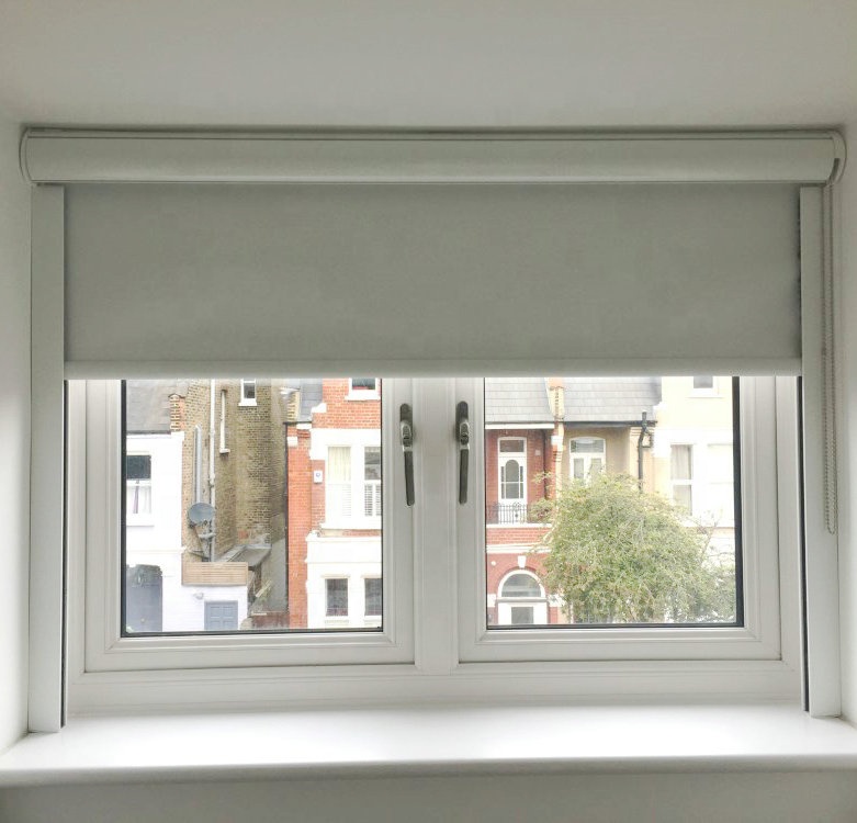 Гостиничная комнатная светонепроницаемая роликовая шторка с кассеткой и боковой дорожкой