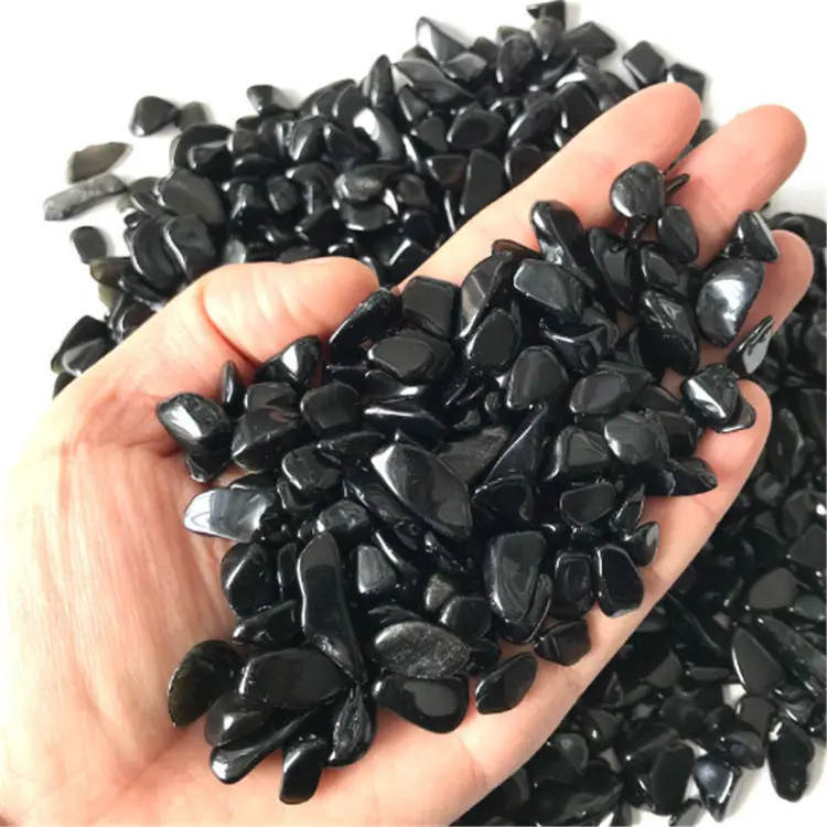 Os compradores preciosos pequenos de cristal obsidiana pedra tumbled
