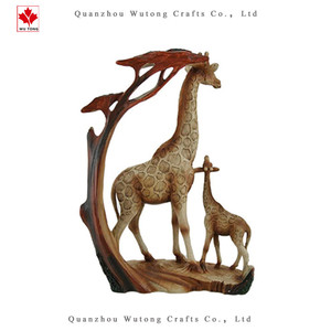 Decorazione personalizzata della statua della resina dall'aspetto in legno intagliato della famiglia della giraffa da collezione - Product Image 4