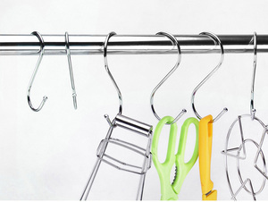 Vòng thiết kế lớn đồng thép không gỉ S số lượng lớn hiển thị <span class=keywords><strong>Tiny</strong></span> mini Kim Loại S trắng móc áo để bán - Product Image 4