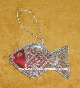 Adorno Navideño Colgante con Bordado Zari Hecho a Mano, Forma de Pez, para Regalos, Decoración de Fiestas al Precio Más Bajo - Product Image 1