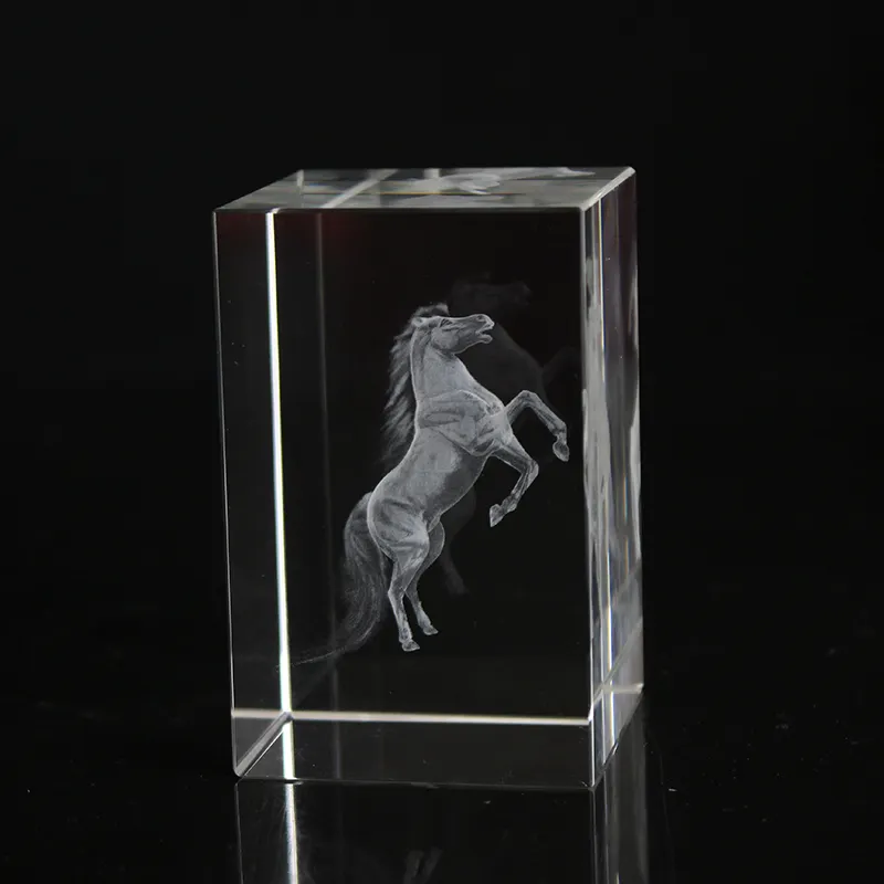 3D สัตว์ม้ารูปแกะสลักคริสตัลบล็อกสำหรับของขวัญปีใหม่บริษัท