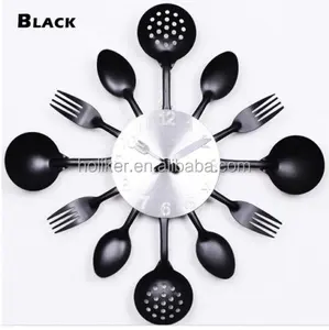 厨房餐具挂钟与家庭装饰的叉子和勺子