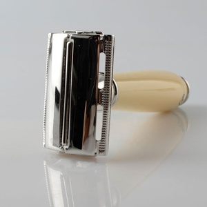 Nuevo diseño mariposa cuidado <span class=keywords><strong>de</strong></span> la piel afeitado blanco privado doble borde resina mango afeitado Metal seguridad Resoire Rasoio Barba maquinilla <span class=keywords><strong>de</strong></span> afeitar - Product Image 3