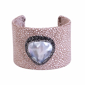 Brazalete de Piel de <span class=keywords><strong>Raya</strong></span> Genuina Amarilla con Perlas de <span class=keywords><strong>Agua</strong></span> <span class=keywords><strong>Dulce</strong></span>, Diseño de Brazalete de Oro con Incrustaciones de Perlas - Product Image 1