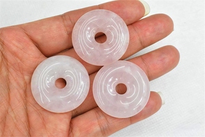 Commercio all'ingrosso UN Grado Liscio Naturale di Fascino Della Pietra Preziosa Quarzo Rosa Pietra Ciambelle Pendente - Product Image 3