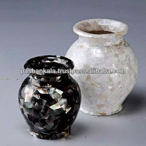 Jarrón de Flores de Concha de Nácar Blanco y Negro - Product Image 1