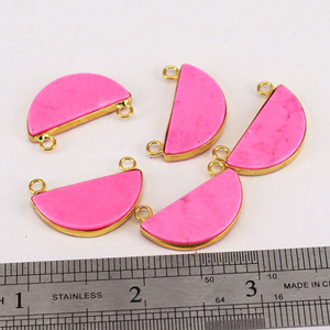 JF7002 Liontin Bulan Setengah, Liontin Bulan Howlite Merah Muda Berlapis Emas Modis, Set Bezel Emas <span class=keywords><strong>Fuchsia</strong></span> Howlite dengan Dua Kait