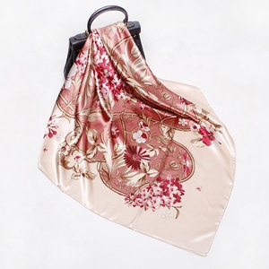 Sciarpa di seta floreale da 90cm con stampa digitale di moda in materiale satinato con grande copricapo quadrato - Product Image 2