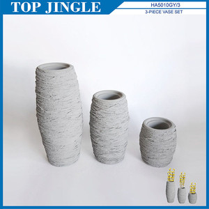 Vase à fleurs simple en forme de fil de couleur grise en matériau béton - Product Image 1