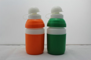 Gros vélo personnalisé push pull couvercle <span class=keywords><strong>sans</strong></span> <span class=keywords><strong>bpa</strong></span> pliable bouteille d'eau avec housse de protection - Product Image 2