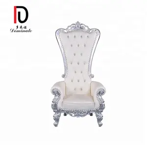Cadeira de rei dourado de luxo