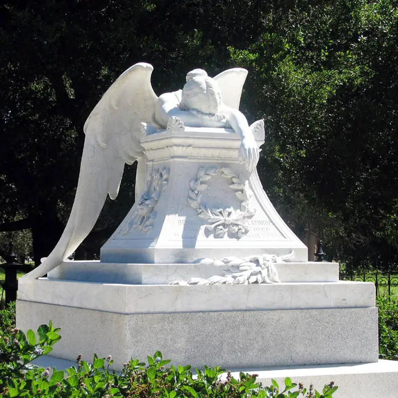 手彫りの悲しい横になって泣く天使大理石の墓地の像