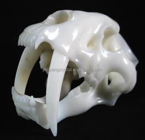 Crâne <span class=keywords><strong>de</strong></span> Smilodon en jade blanc unique, à dents <span class=keywords><strong>de</strong></span> <span class=keywords><strong>sabre</strong></span> - Product Image 2