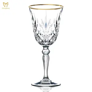 Copa de vino tinto de cristal con diseño de banda dorada