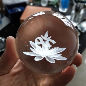 Großhandel maßge schneiderte spirituelle Kristalls chnitzerei Handwerk 3D <span class=keywords><strong>Laser</strong></span> gravur <span class=keywords><strong>Buddha</strong></span> Statue Kristall leere Kugel mit Ständer