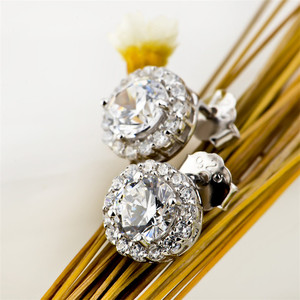 Daochong personnalisé <span class=keywords><strong>plus</strong></span> <span class=keywords><strong>belles</strong></span> boucles d'oreilles rondes en pierre de zircon blanc pour les femmes - Product Image 4