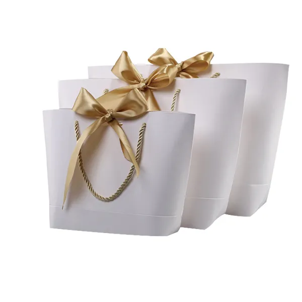 Özel kadın beyaz kağıt alışveriş hediye çantası kendi logo ambalaj kolu çantası alışveriş için kurdele ile giysi ve hediye