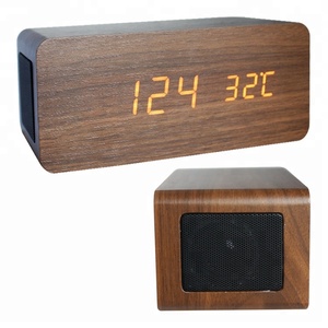 Nuevo diseño 4,2 Altavoz Bluetooth Reloj despertador LED de madera con cargador de teléfono inalámbrico Relojes de mesa inteligentes