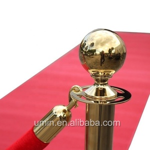 เสาคั่นพรมแดงสีทองและเชือกกำมะหยี่สีแดง - Product Image 3