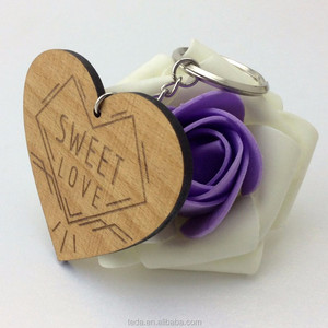 Bán Buôn Tùy Chỉnh Cắt Laser Hình Trái Tim Gỗ Keychain Gỗ Thủ Công Mỹ Nghệ Hộp Gỗ & Tường Dấu Hiệu - Product Image 3
