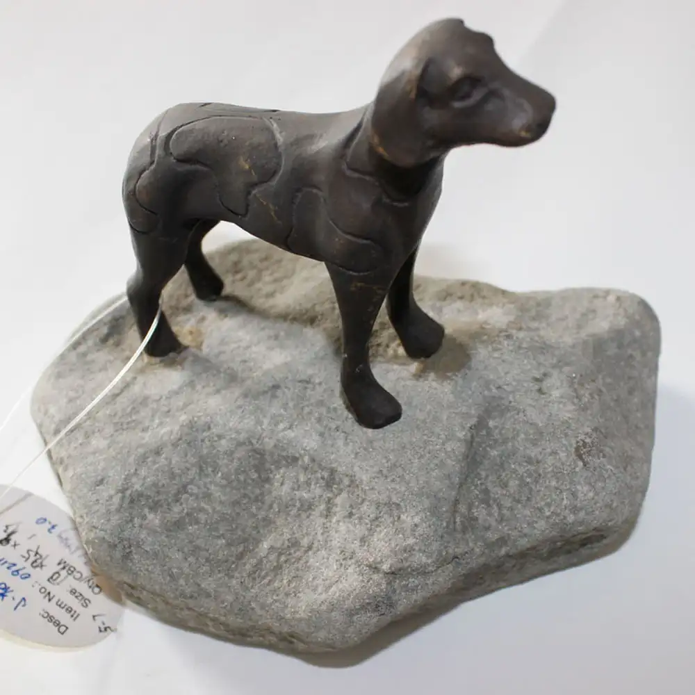 จีนที่นิยมโลหะรูปปั้นสุนัขเหล็กหล่อรูปปั้นสุนัขที่มีหิน