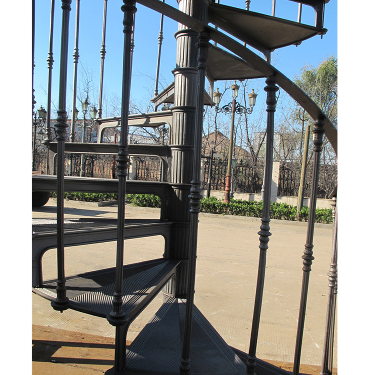 Наружная старинная чугунная винтовая лестница