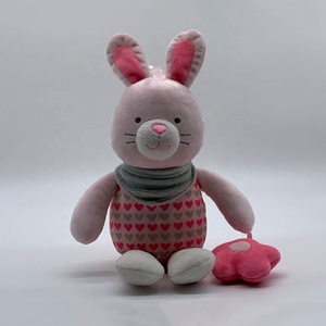 Tùy chỉnh màu hồng <span class=keywords><strong>Bunny</strong></span> nhồi <span class=keywords><strong>Plush</strong></span> Đồ chơi thỏ âm nhạc treo giường sinh nhật PP bông rửa sạch - Product Image 1