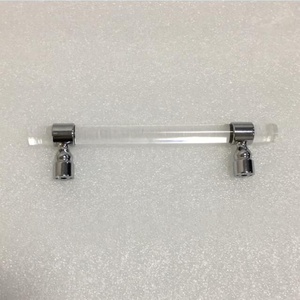 Maniglia Moderna in Lucite Dorato, Finitura Satinata Oro in Acrilico Trasparente, Accessorio per Mobili e Armadi, Lunghezza Totale 6 Pollici - Product Image 5