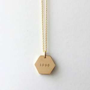 Donne <span class=keywords><strong>Minimal</strong></span> Gioielli In Oro Esagono Geometrico Della Collana Del Pendente Dainty Numero Personalizzato Collana di Parola - Product Image 2