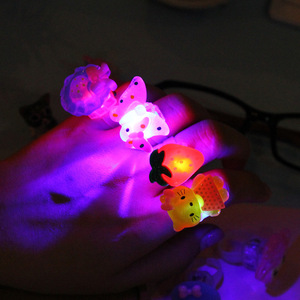 Decorazioni per feste anelli creativi giocattoli per bambini regali a LED cartoni animati simpatici accessori per anelli di natale forniture per feste