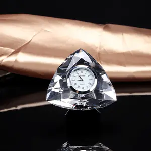 Forma triangolare di cristallo orologio da tavolo inciso cristallo promozionale orologio