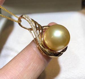 Magnifique et Éblouissant Collier Pendentif en Or 18 carats avec <span class=keywords><strong>Perle</strong></span> d'Or et <span class=keywords><strong>Perle</strong></span> Noire de Tahiti et Diamants - Product Image 4