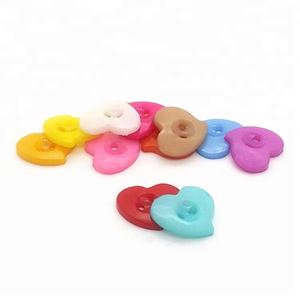 Bán Buôn Tùy Chỉnh Đa Màu Sắc Dễ Thương Trái Tim Phim Hoạt Hình Áo Len Áo Trẻ Em May Hai Lỗ Nhựa Fancy Nút Trái Tim - Product Image 3