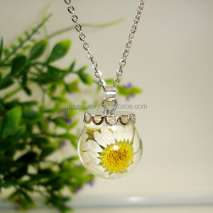 <span class=keywords><strong>Collana</strong></span> pendente a sfera in resina con <span class=keywords><strong>fiori</strong></span> <span class=keywords><strong>di</strong></span> crisantemo in argento e <span class=keywords><strong>fiori</strong></span> <span class=keywords><strong>di</strong></span> girasole - Product Image 2