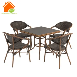 Tavolo da giardino moderno Rattan 4 posti sedie e tavolo da pranzo 1 Set mobili da esterno