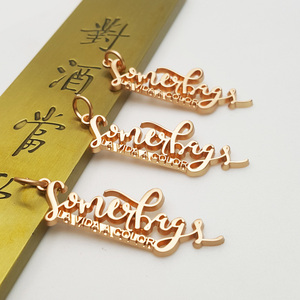 Personalizado Inglês Carta Pendurado Cadeia <span class=keywords><strong>Metal</strong></span> <span class=keywords><strong>Label</strong></span> Logotipo Marca Privada para Saco Acessórios - Product Image 1