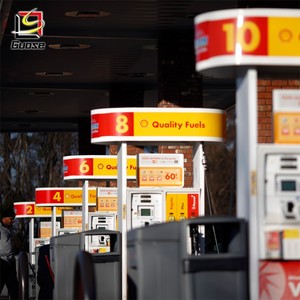 Estação de gás, equipamento da estação de gasolina com o signo personalizado do pirônio