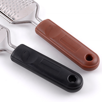 Râpe à pieds professionnelle en acier inoxydable et plastique à long manche pour éliminer les callosités et peaux mortes, durable, avec échantillon gratuit