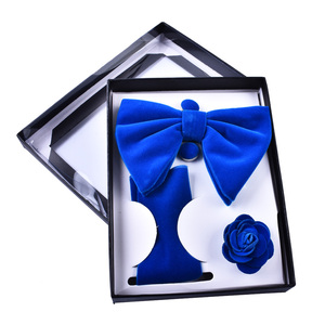 Set di 4 <span class=keywords><strong>papillon</strong></span> in velluto blu reale e fazzoletto da taschino